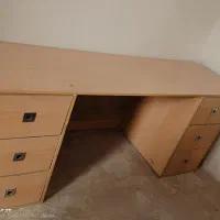 میز پیشخوان یا تعمیرات و سه عدد دکور