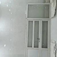 یه درب آلومینیوم بزرگ ‌ویه سرویسی