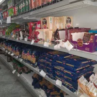 فروشنده خانم و یک آقای بازنشسته