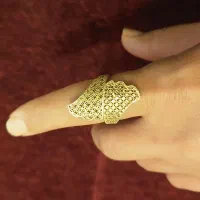 انگشتر بزرگ و نمادار