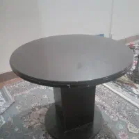 میز ناهار خوری . و دو عدد صندلی چرم