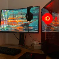 سیستم گیمینگ با مانیتور و تجهیزات