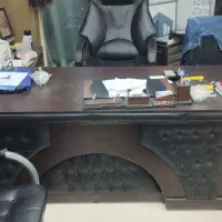 میز مدیریت و صندلی انتظار