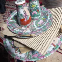 ظروف گل مرغی و تعدادی نلبکی گل مرغ و