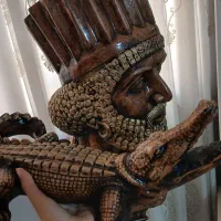 مجسمه تمساح و کوروش کبیر