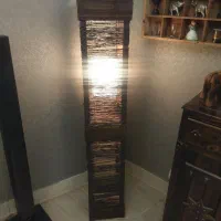 چراغ خواب آباژور چوبی ایستاده کنار سالنی