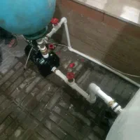 لوله کشی آب.نصب شیر آلات آبگرمکن.پمپ منبع کولرو ..