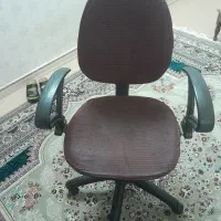 یک عدد صندلی چرخدار با چرخشی روان