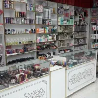 ویترین پوشاک دخل مغازه قفسه چوبی ارایشی خرازی