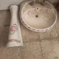 روشویی همراه با شیرالات