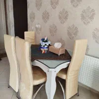 فروش فوری میزناهارخوری با صندلی های چرم