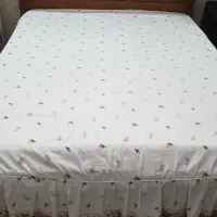 یک تخت دونفره و دوتا پاتختی  آیینه و کمد لباس