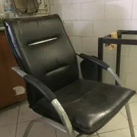 میز مدیریت و میز کنفرانس و صندلی