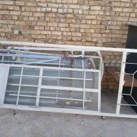فروش چهار پنجره ویک درب همراه با شیشه و قفل و یراق