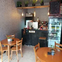 نیازمند نیرو خانم در کافه