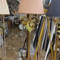 آباژور ایستاده کنار سالنی ایستاده