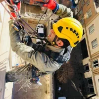 کار در ارتفاع.پیچ و رولپلاک سنگ نما.نماشویی.راپل.