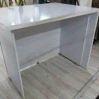 دو عدد میز|میز تحریر و کامپیوتر|شیراز, بعثت|دیوار