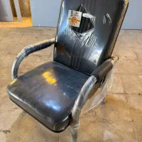 تعدادی میز مدیریت صندلی مدیریت عسلی وسط