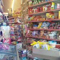 فروشنده خانم در سوپر مارکت