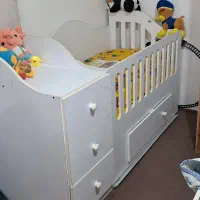 تخت کودک و میز جلو مبلی