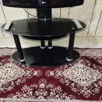 میز تلویزیون و دو عدد تلویزیون ۲۱