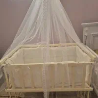 تخت کنار مادر