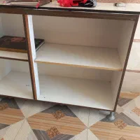 میز چوبی و قفسه