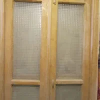 در چوبی قدیمی -کرکره دستی- پنجره آهنی