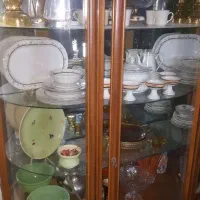 بوفه چوب و کلیه دکوریهای داخلش