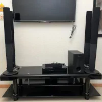 سیستم صوتی خانگی و میز تلویزیون