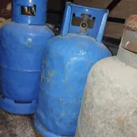 ۳ عدد کپسول آبی و یکی سفید
