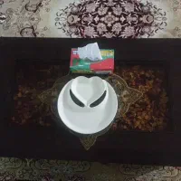 یه دست مبل راحتی با یه میزنم تلویزیون