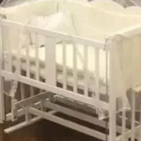 تخت کنار مادر نو با کارتن و همه چیش موجوده