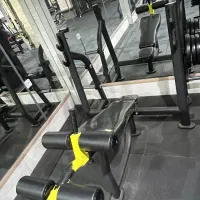 یک عدد میز زیر سینه و یک دستگاه شنا سوئدی