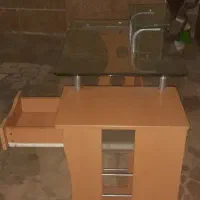 میز. کامپیوتر صفحه شیشه ای