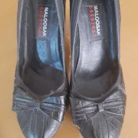 تعدادی کفش و کتونی