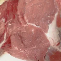 گوشت گوساله و کهره و بره و شتر و شترمرغ تازه