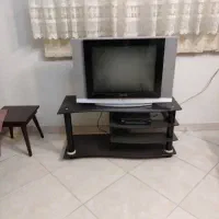 تلویزیون و میز تلویزیون کاملا سالم