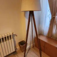 آباژور ایستاده