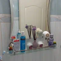 آیینه و روشویی سرویس بهداشتی