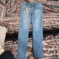 یک شلوار لی کشی نو