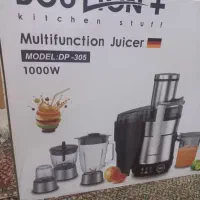 یک دستگاه آبمیوه گیری و مخلوط کن