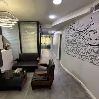 یک نفر نیروی خدمات جوان