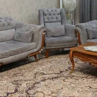 مبل و میز جلو مبلی بزرگ