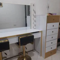 صندلی و میز آرایشگری