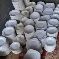 تعدادی ظروف دست دوم از کرایه چی به فروش میرسد