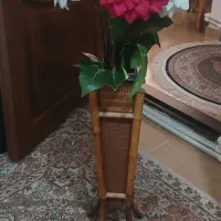 گلدان سالم و نو به همراه چهار شاخه گل زیبا