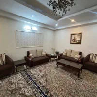 مبل راحتی قهوه ای با میز