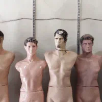 مانکن مردانه، ویترین، قفسه و چوب لباس